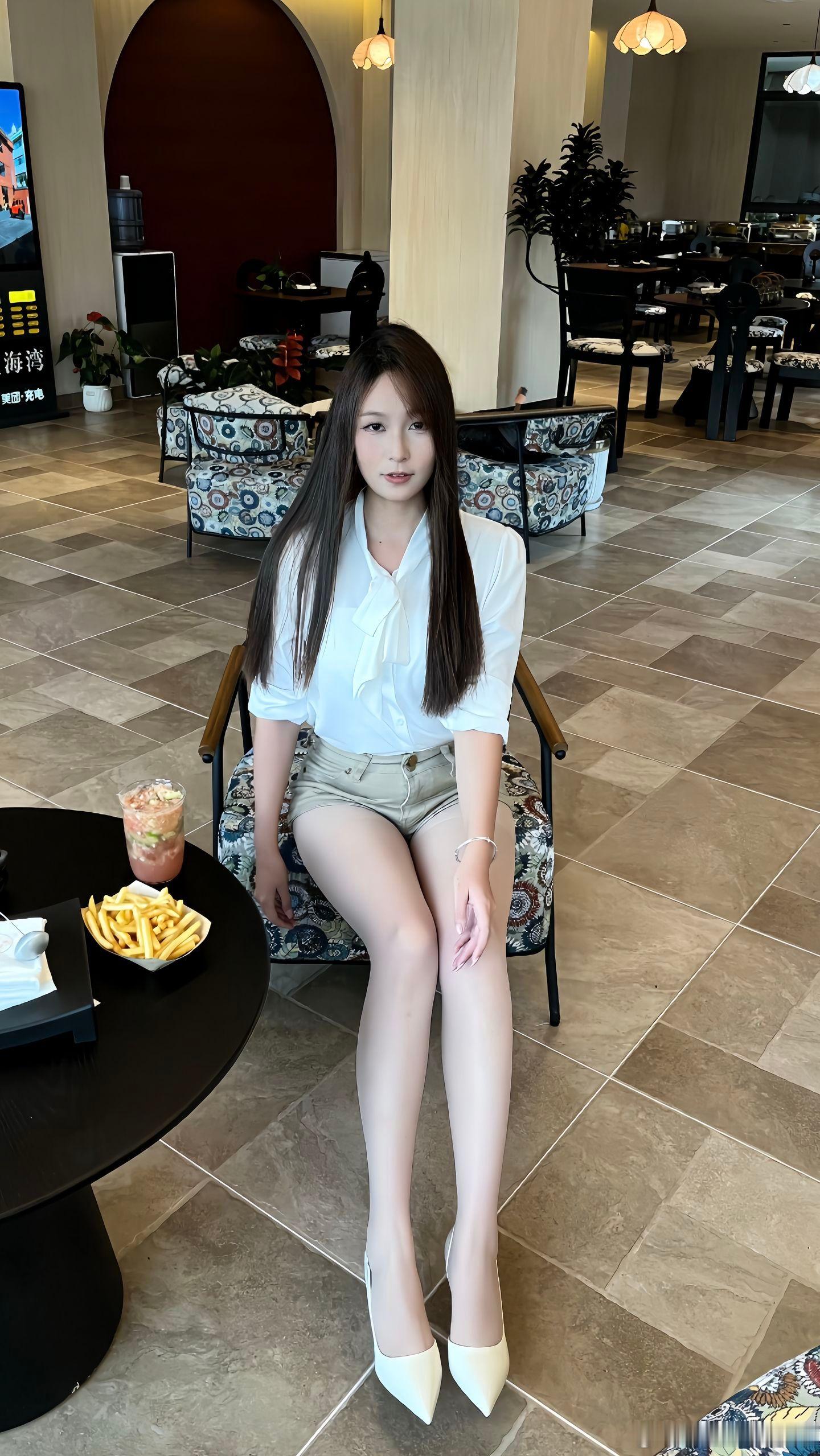 今天穿什么白衬衫，牛仔短裤配大长腿，可斩一切美女绘梦长廊