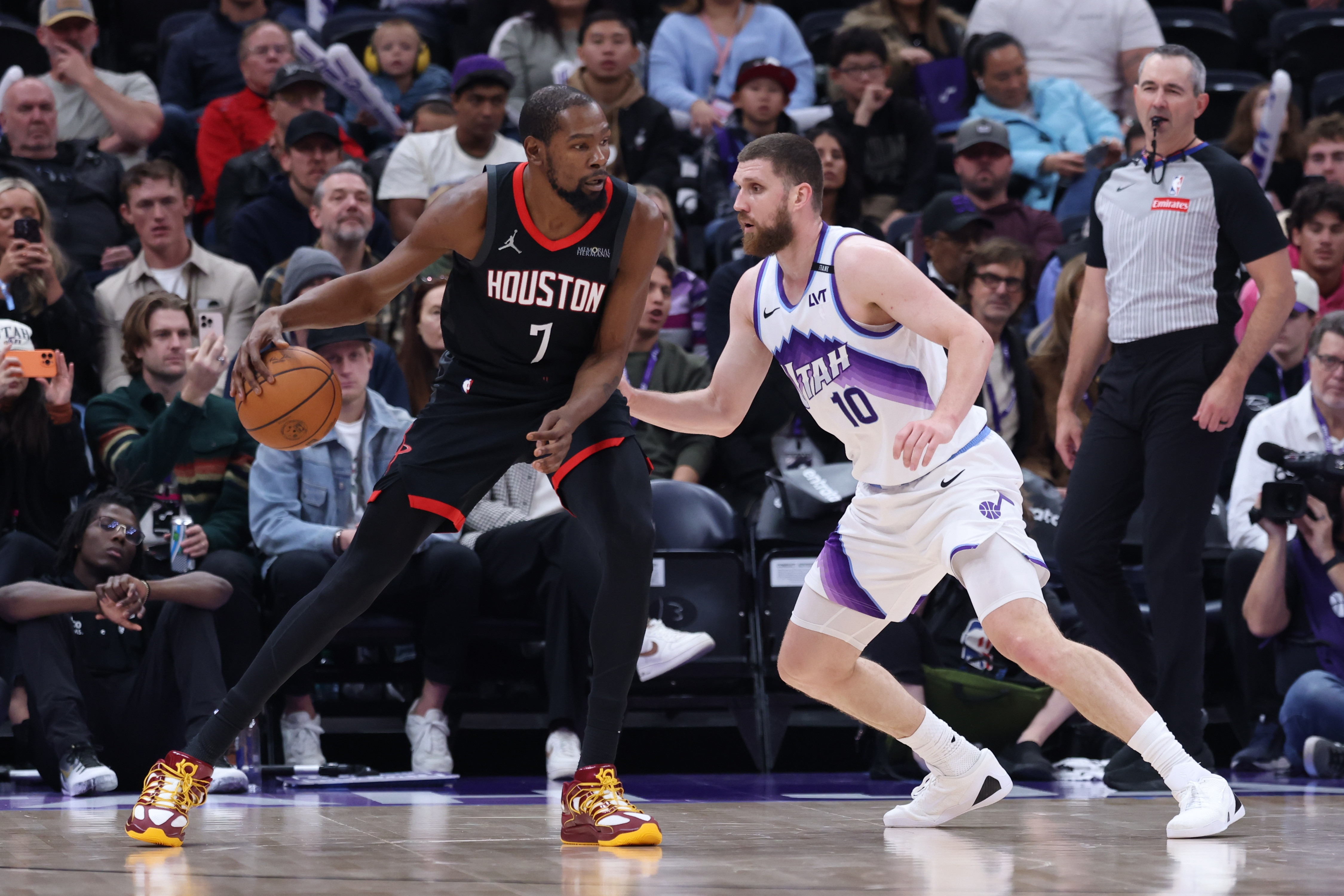 火箭队今天战胜了强大的东部第一底特律活塞队，全场比分111:104，火箭队拿到了