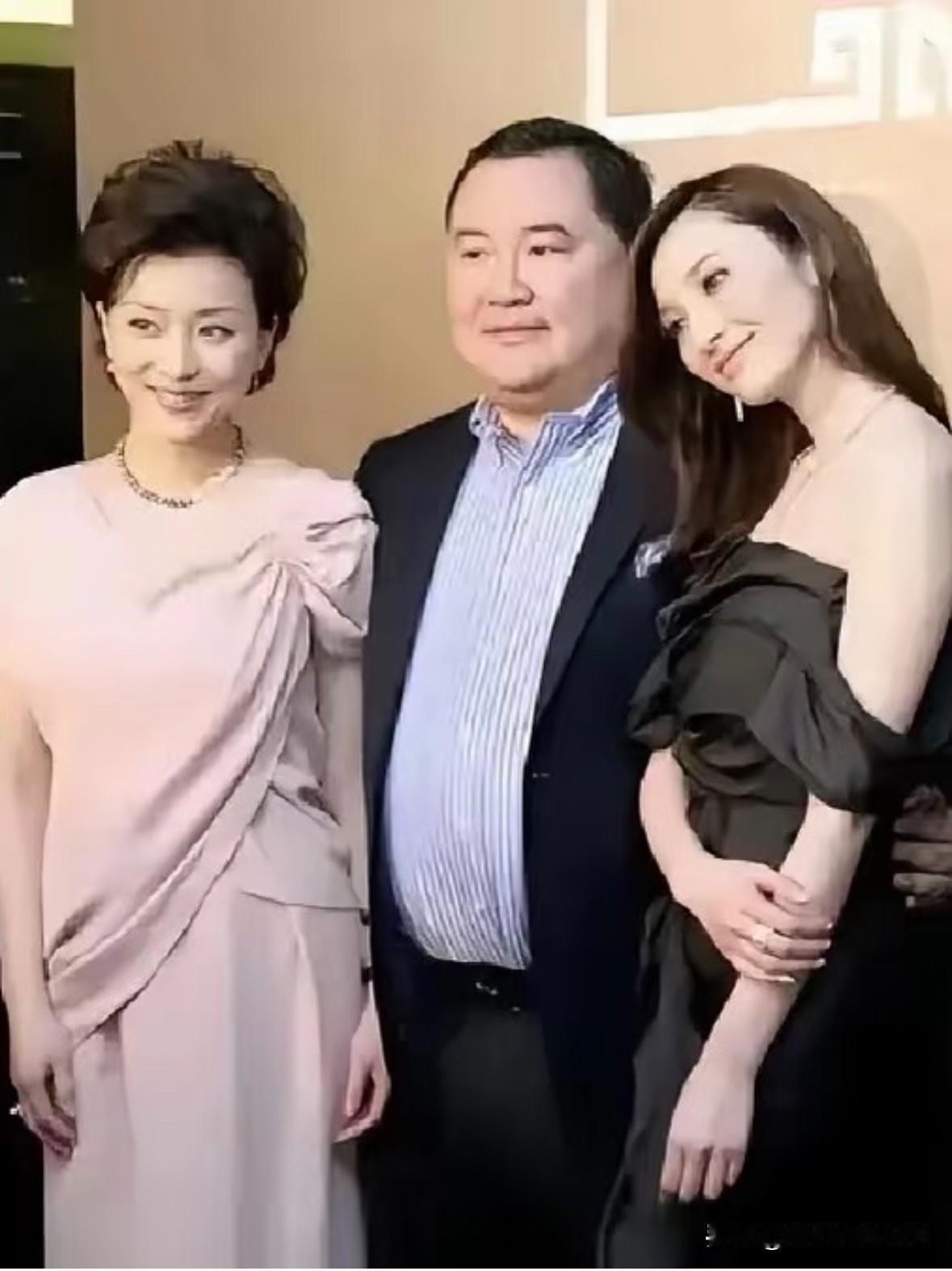 吴征这张合影，确实值得研讨。吴征一手轻搭杨澜身后，另一手揽住另一美女腰侧。杨澜