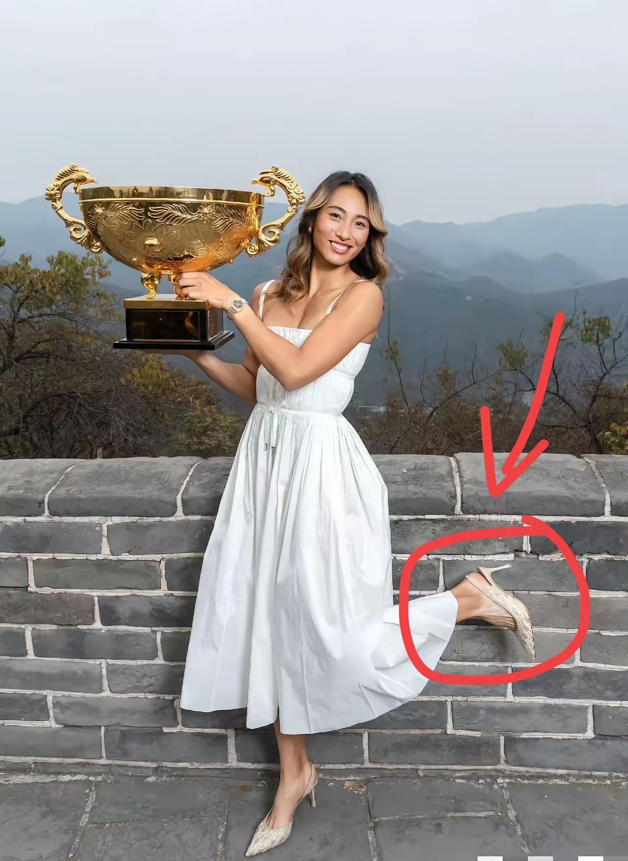 郑钦文在长城上穿着裙子和高跟鞋，我的注意力却全在她露出的脚上面。我才意识到郑钦文