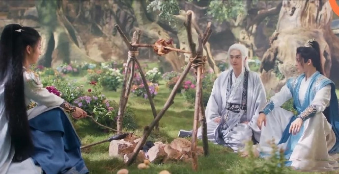 现在的电视剧离谱啊，烤个鸡放这么高，能不能有点生活常识[笑着哭]​​​