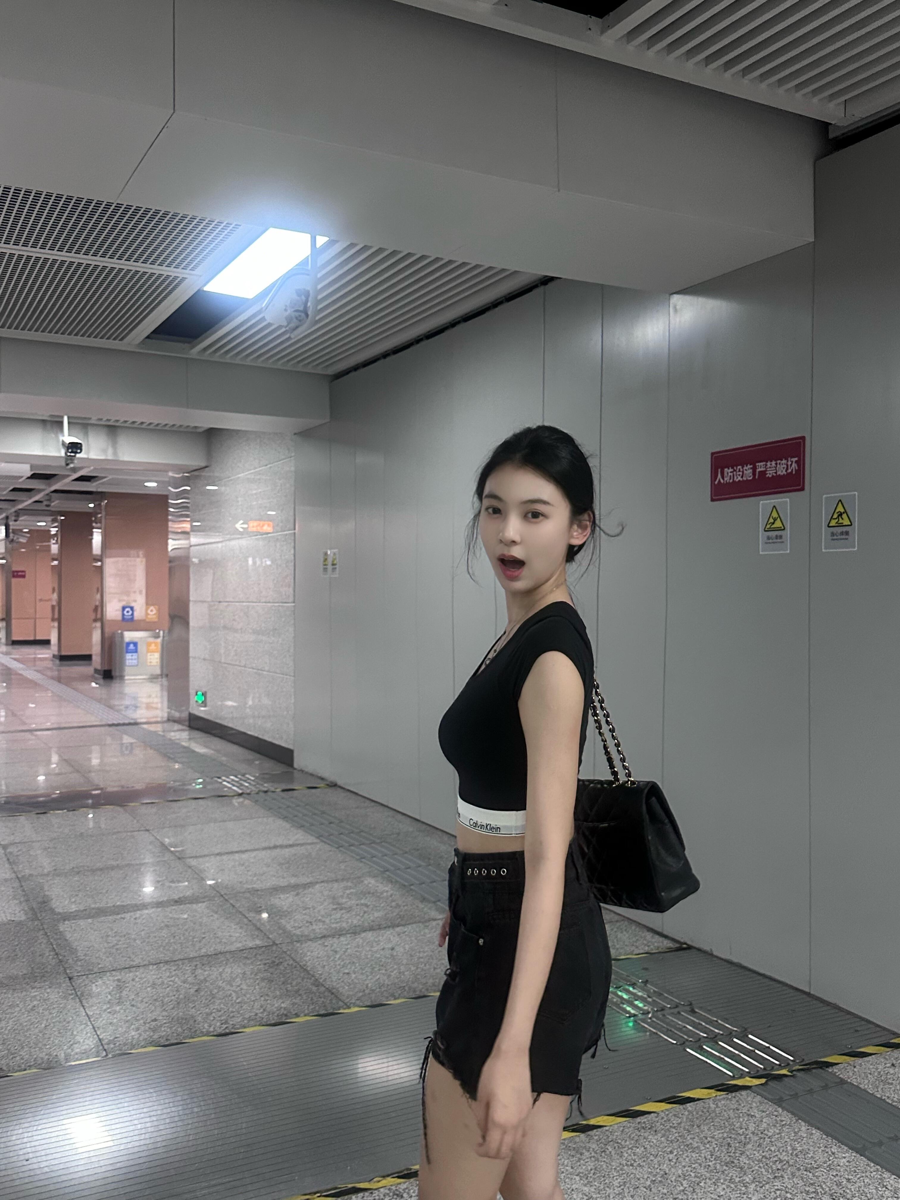 今天出差在地铁臭美一下。