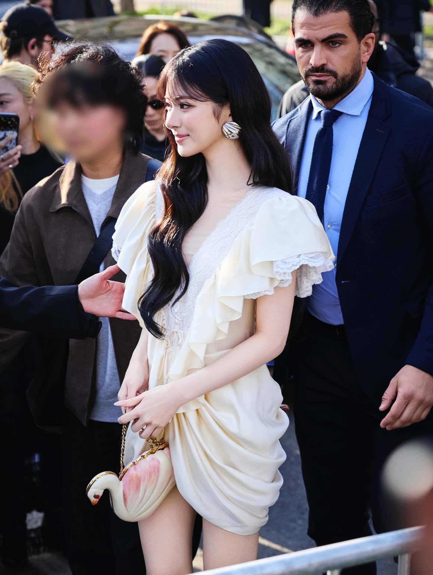 这件衣服就像写了Anna的名字天鹅塑美成这样Chloe太会选代言人了🦢✨