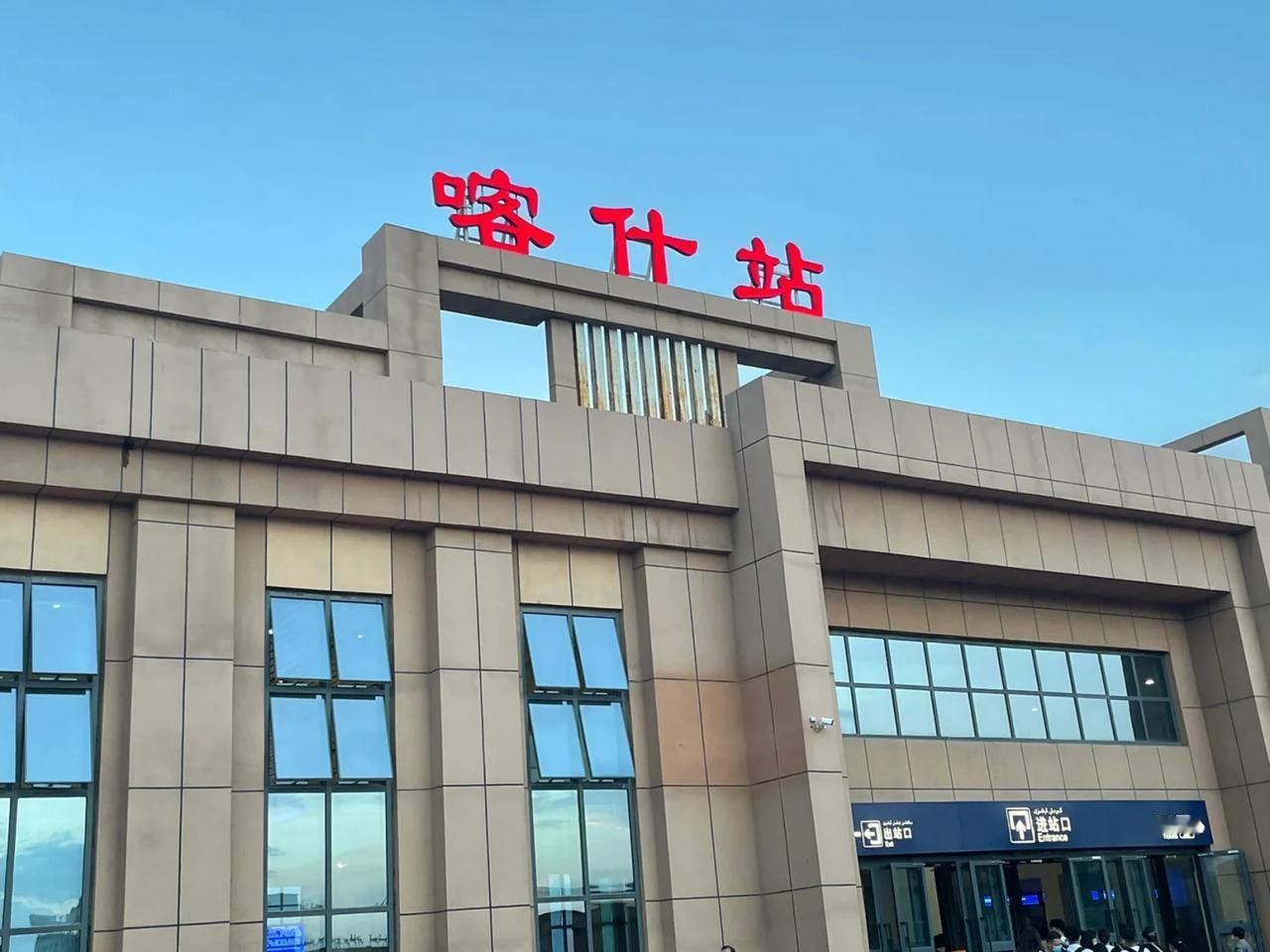 往昔，我于南疆服役期间，彼时莎车尚未通火车，我只能打车前往喀什。莎车距喀什200