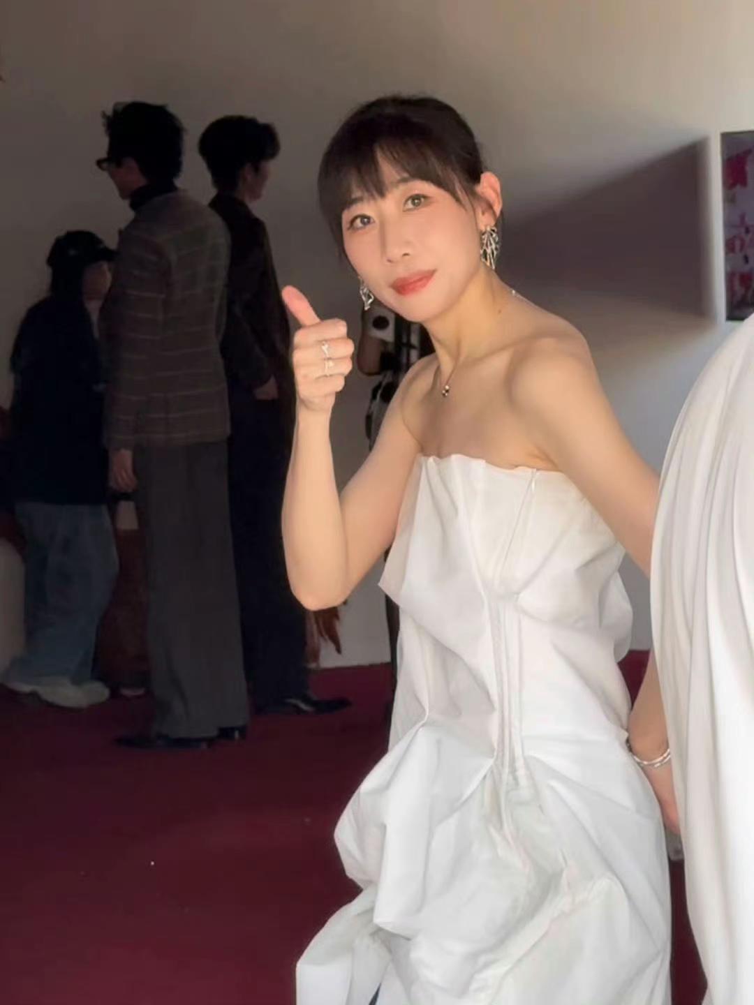 看了任素汐的这个白色礼服造型，我发现：像任素汐这种长得有点男人相的女人，并不