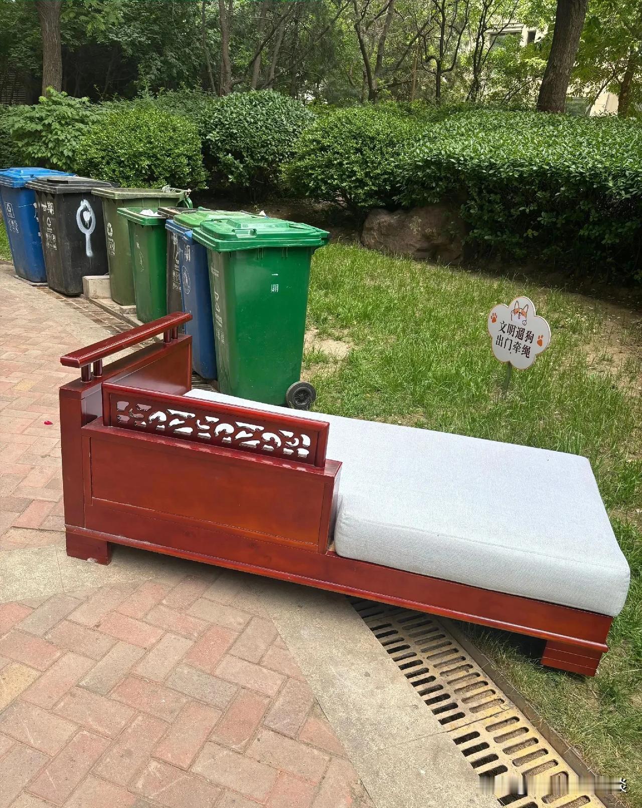 今天在垃圾桶旁边发现一个宝贝。今天上街买菜，回来的时候，发现楼下垃圾桶旁边放了一
