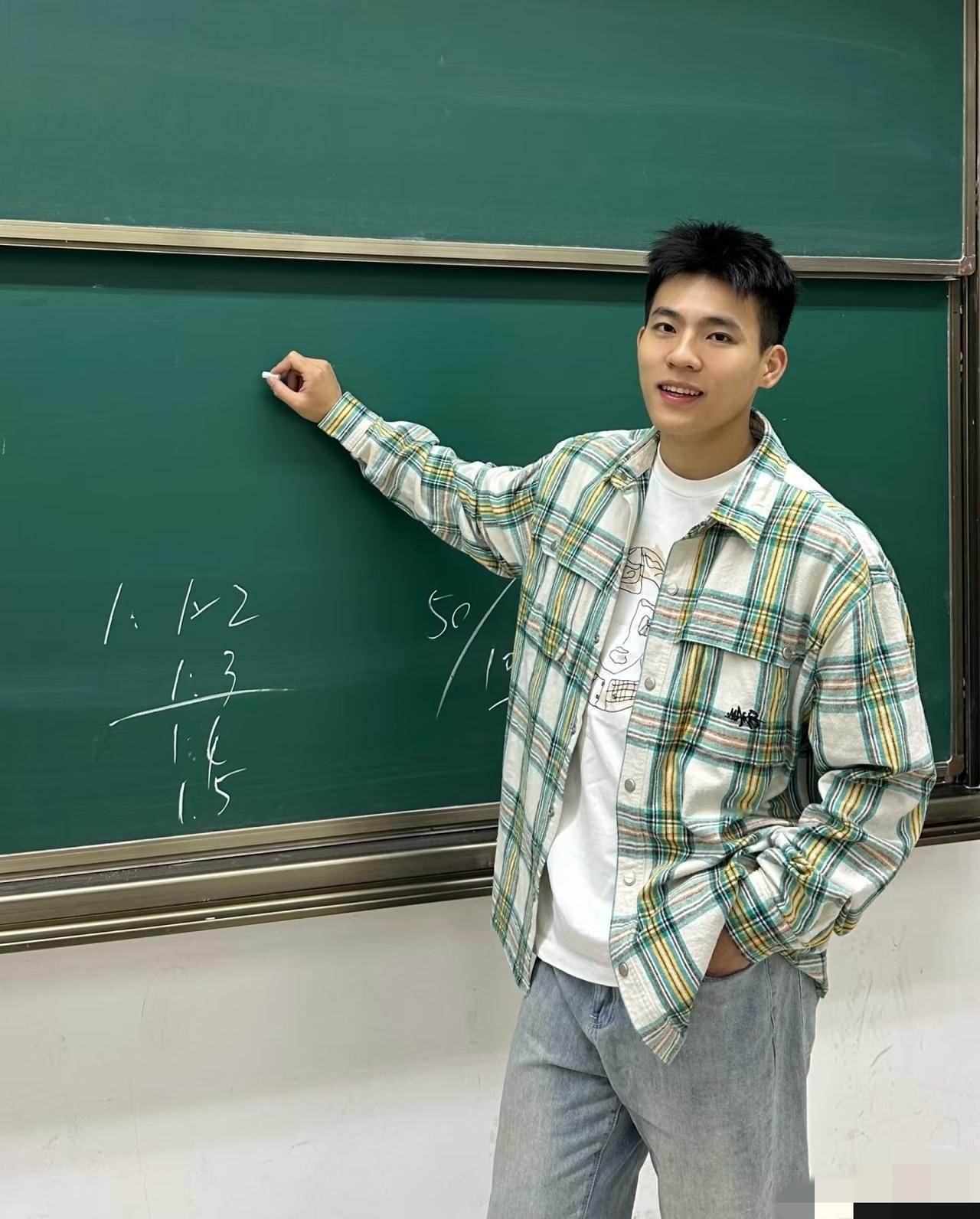 说真的，去年我儿子考上深圳的教师编，我们全家高兴得跟什么似的。金饭碗啊，还是在深