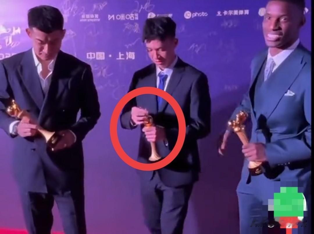 中足联你们用点心行不行，说你们是“草台班子”本来不信，可看到你们给王钰栋发了个烂