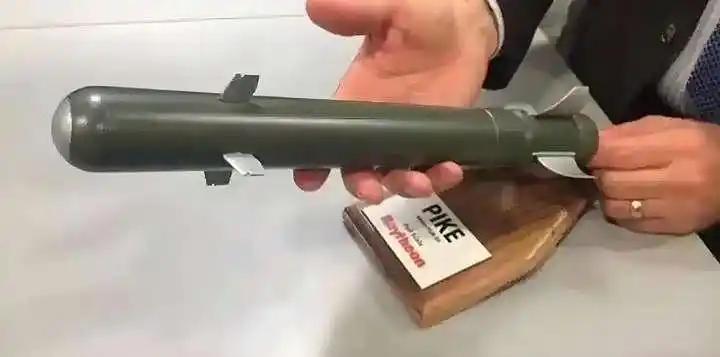 美军最恐惧的噩梦来了！中国“袖箭”导弹惊全球，3万元一发，重量不足4公斤，仅有黄