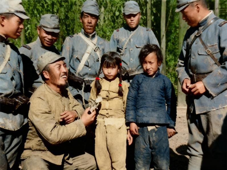 这张拍摄于1937年南京大屠杀期间的照片，画面里，几名身着军装的日本士兵环绕着两