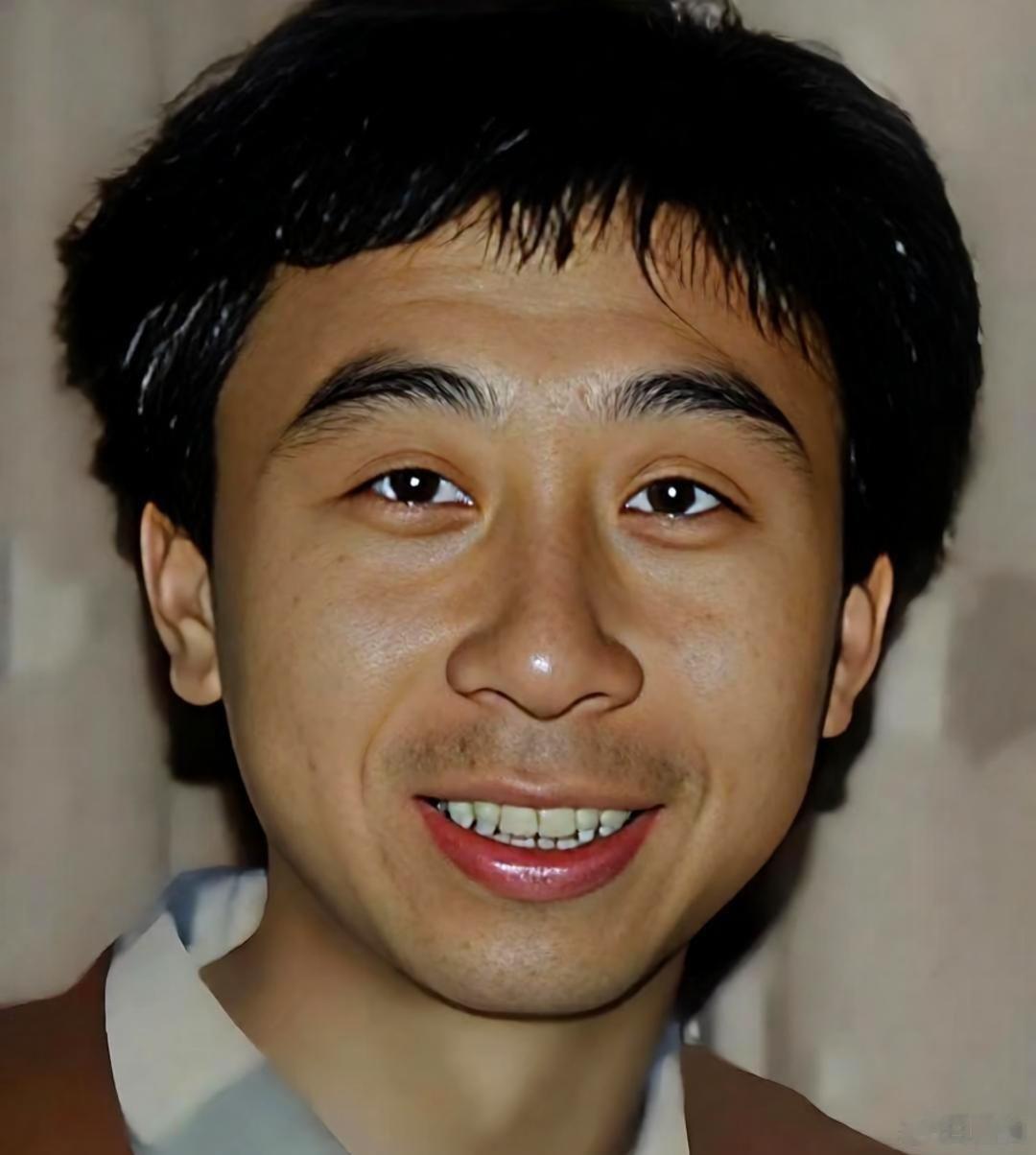 1993年冯巩赴台见张学良，刚坐下，老人的目光就钉在他脸上挪不开。半晌颤声开口：