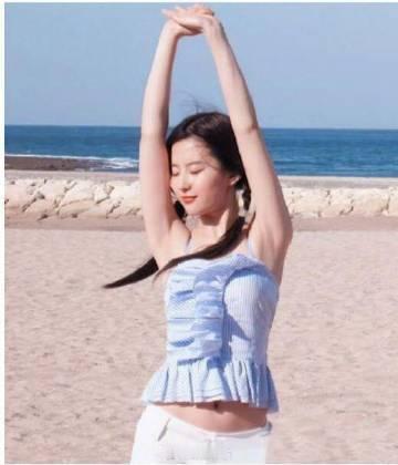 刘亦菲十七八岁时在海边游玩留下的一组照片，肚子上好多肉肉啊！