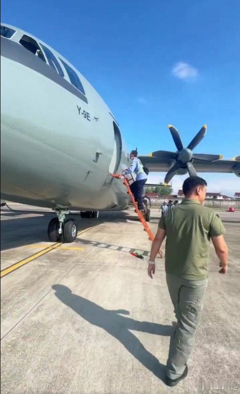 哈萨克斯坦空军新到货的中国造运-9E运输机中国军贸​​​
