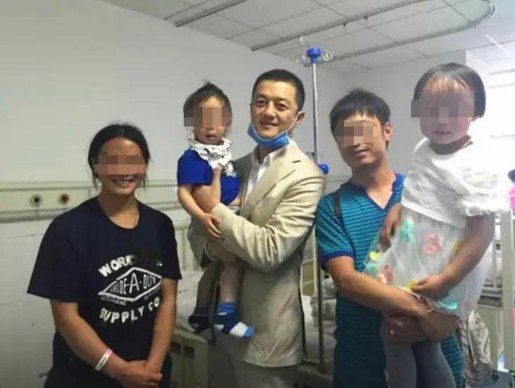 李亚鹏这会是口碑大反转了。1月14号，他站在嫣然天使儿童医院门口，身后是刚被吊