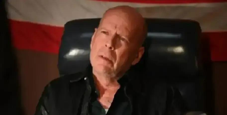 布鲁斯·威利斯被额颞叶痴呆症逼到连一句完整台词都吐不出，硬汉只能缴械。2022