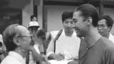 80岁的溥杰握住尊龙的手，眼泪突然掉下来。那不是演员，是他死了20年的亲哥哥溥