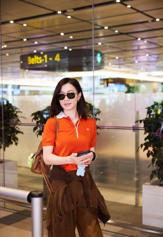 今天佘诗曼现身新加坡，她这次搭配的很有潮流时尚感，整个人显得格外年轻。佘诗曼