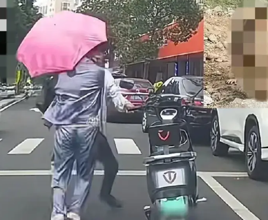近日，江苏，路上一对夫妻骑着电动车，不知因为什么原因，两人突然停下车，先是拌嘴争