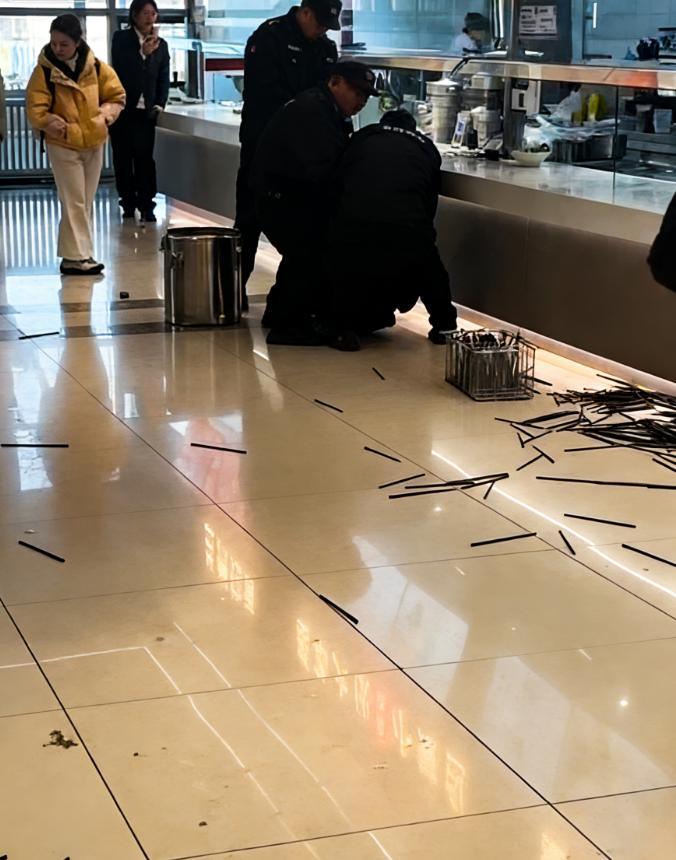 表白失败怒砸食堂？难怪人家女孩子不愿意，问题都出现在这。这说白了自己情绪都管