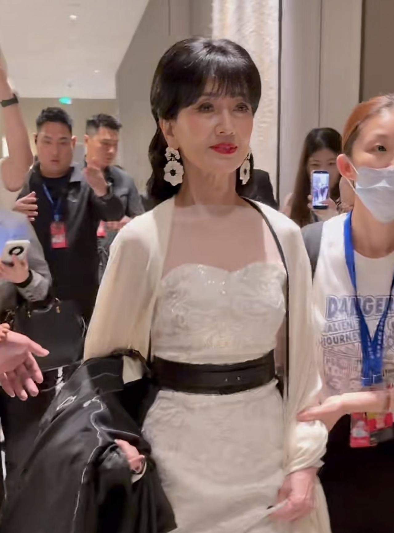 72岁赵雅芝出席活动，妆容精致盖不住苍老，尤其是脖子，太瘦了皮都耷拉，一看就上年