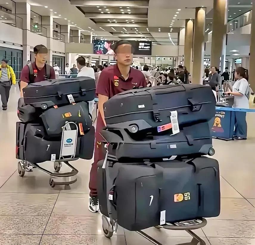 猜猜国足硕大的行李箱里装了啥？图片中是国足的登机行李箱，好家伙，满满的几大箱，