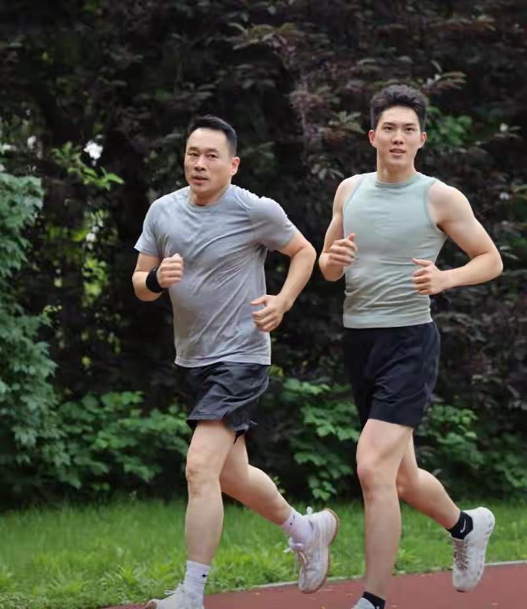 5月27日，57岁丁海峰和20岁儿子丁炜宸在公园跑步健身，画面超养眼。丁海峰身高