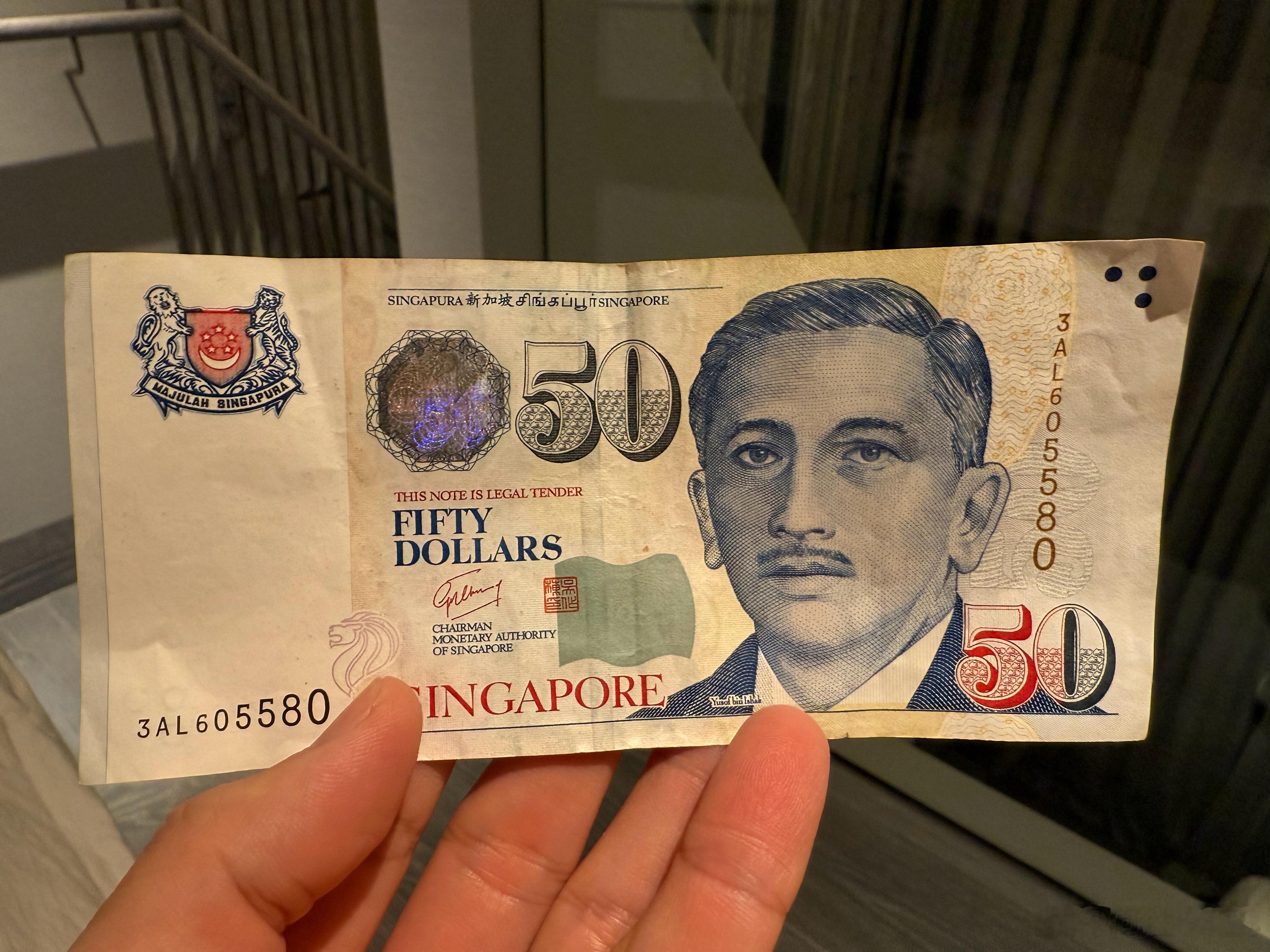 在新加坡用现金的情况不多，大部分地方都可以刷卡，很多地方还能用支付宝和微信支付，