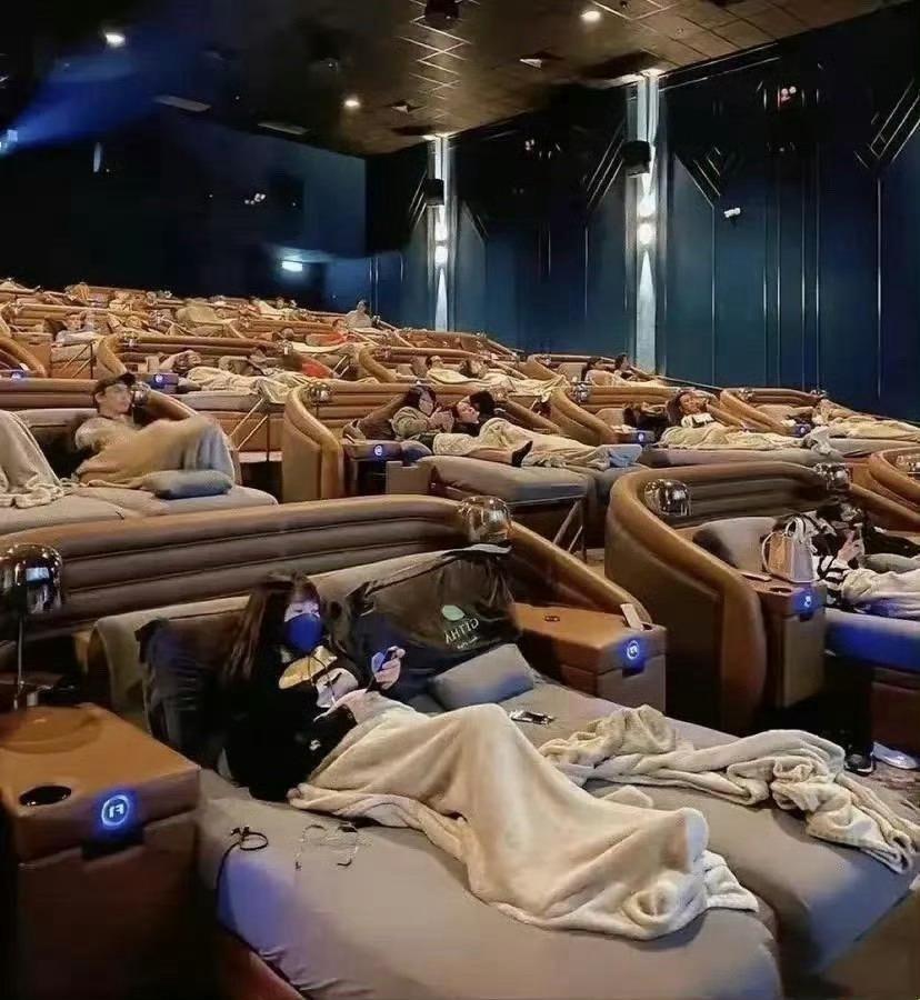 我的天！这也太社死了吧！刚处的男朋友约我去看电影，结果一进影院我直接懵了——这哪