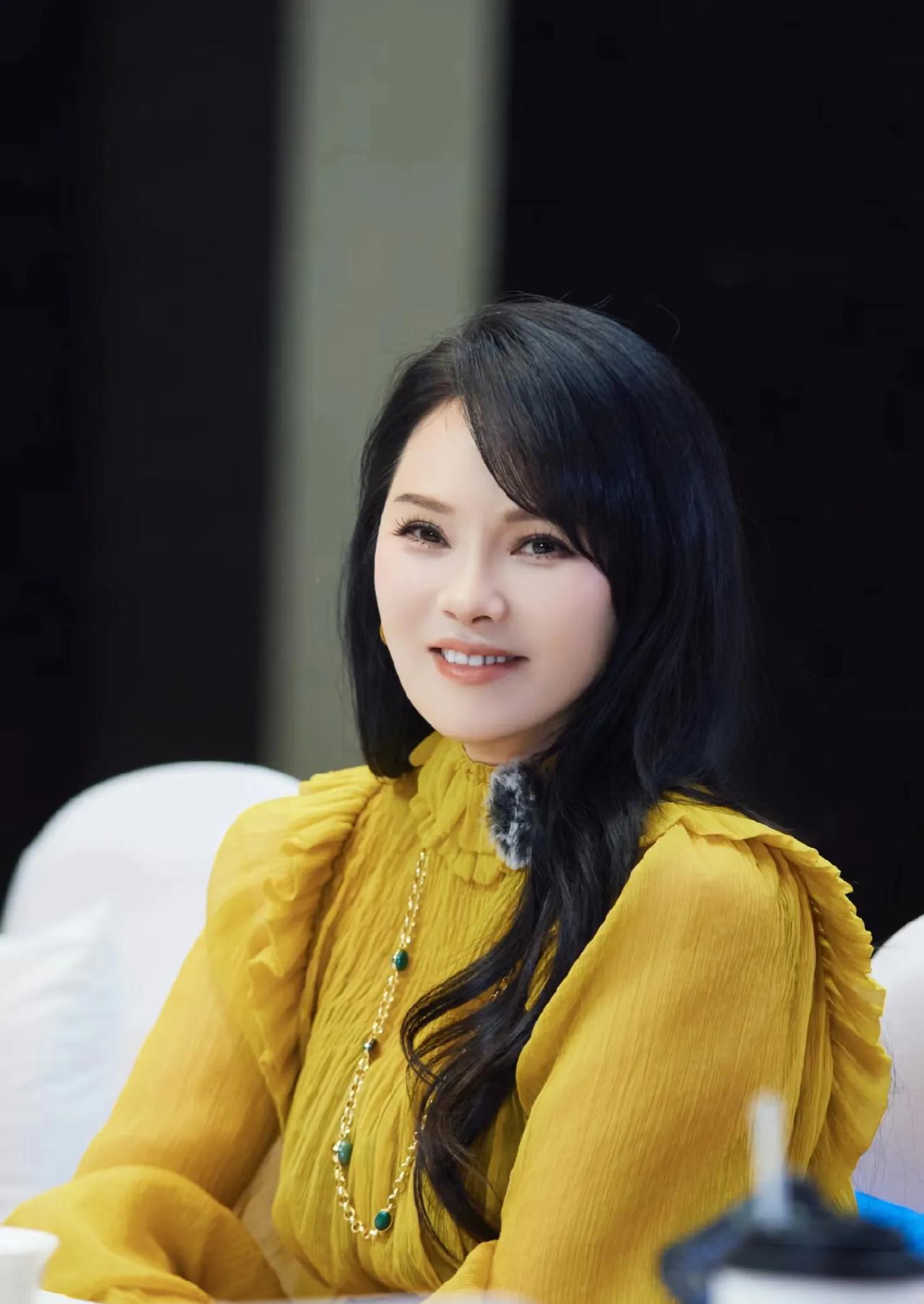 伊能静有一天哭着给秦昊打电话：家里的家政阿姨走了，做饭阿姨走了，住家老师走了，家