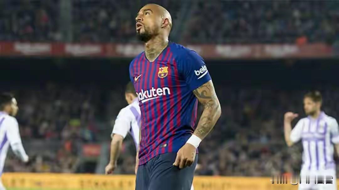 博阿滕原来喜欢皇马和C罗。博阿滕在《VIBEwithFIVE》如是说：“