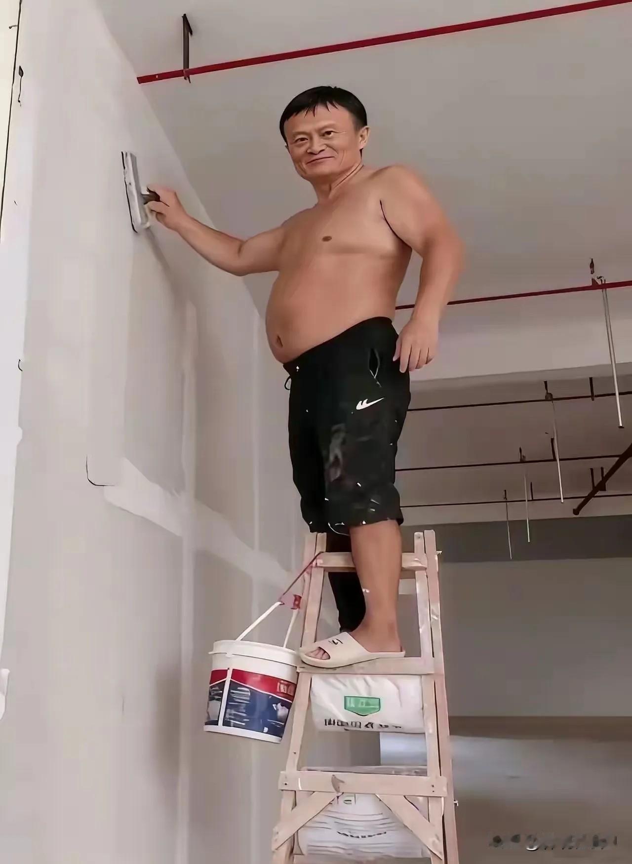 家里装修请来了一位泥瓦工，一看咋那么像他？只是肚子有点大！邻居看到有点懵了，问：