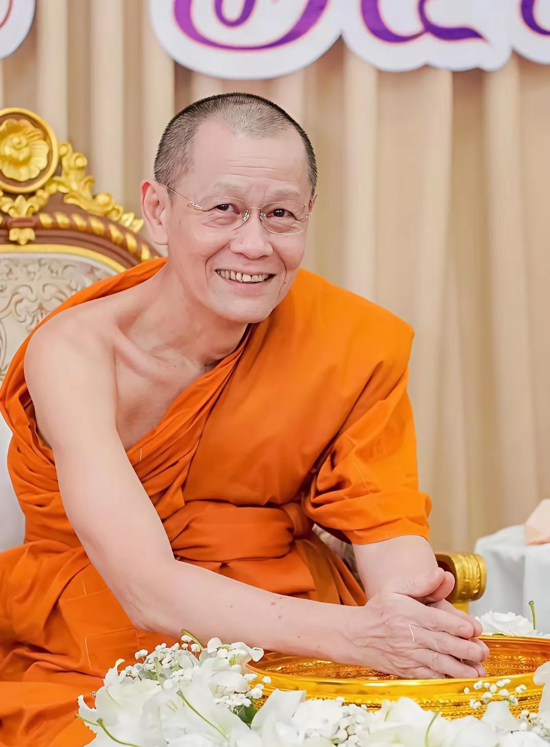 一个泰国寺庙的主持，为何能在国内火到全网，也许是因为他俩的爱好相似吧！曾经受万人
