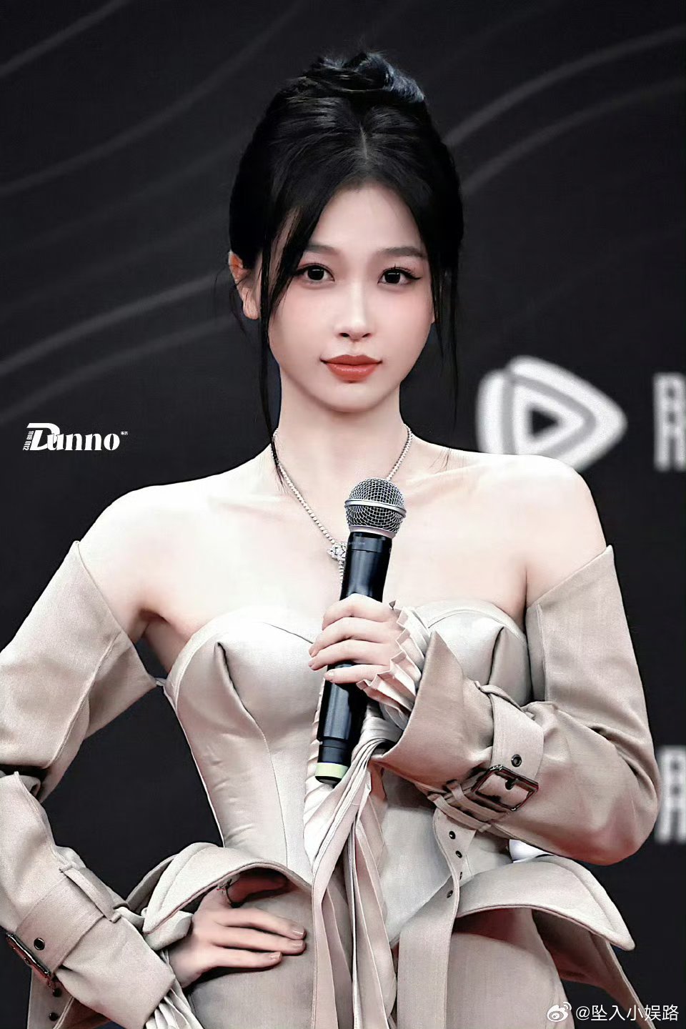 为了和虞书欣同级赵露思都p的不像自己了