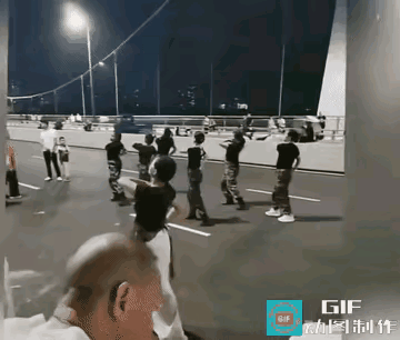 群魔在马路中间乱舞！交警呢？怎么不管管呢？