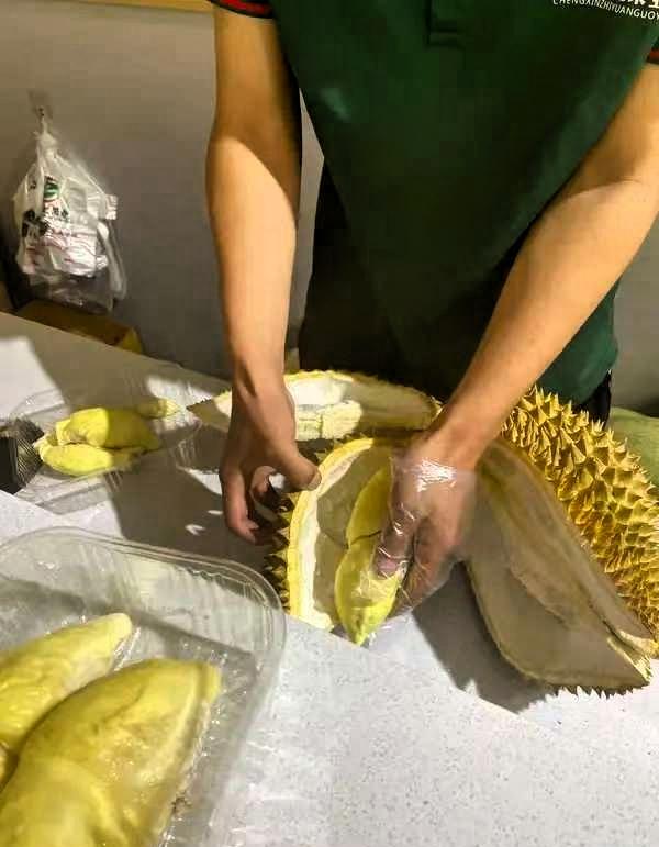 山东一女子买榴莲，店员帮忙剥壳，女子回家后觉得不对劲，第二天又去买，这次全程盯着