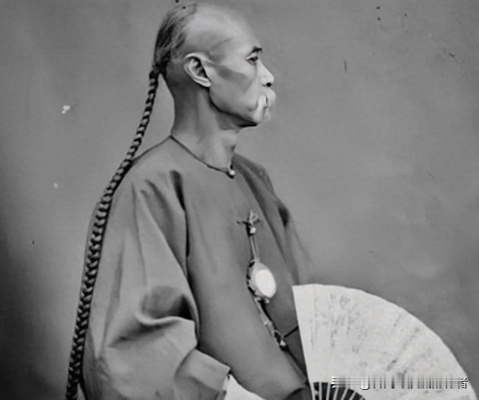 咱聊聊中国人那三百年的辫子事儿，那可不是简单留头发，全是血泪和规矩。1644