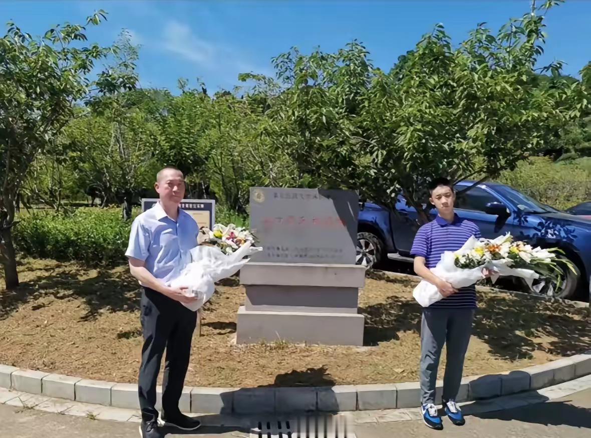 这是一张难得一见的照片，蒋家第四代长孙蒋友松，携年幼的儿子回到浙江奉化溪口回乡祭