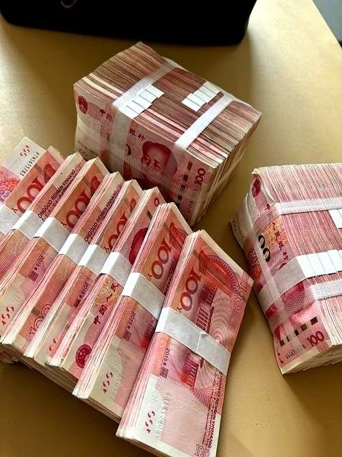 都说存款过了50万，人会由内而外地变。怎么个变法？以前，老板在会议室里指着鼻