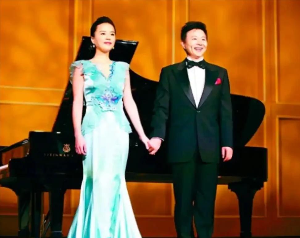 歌唱家王宏伟说：“当年，40岁的我在新疆演出时，有人给我介绍了个女孩子，比我小1