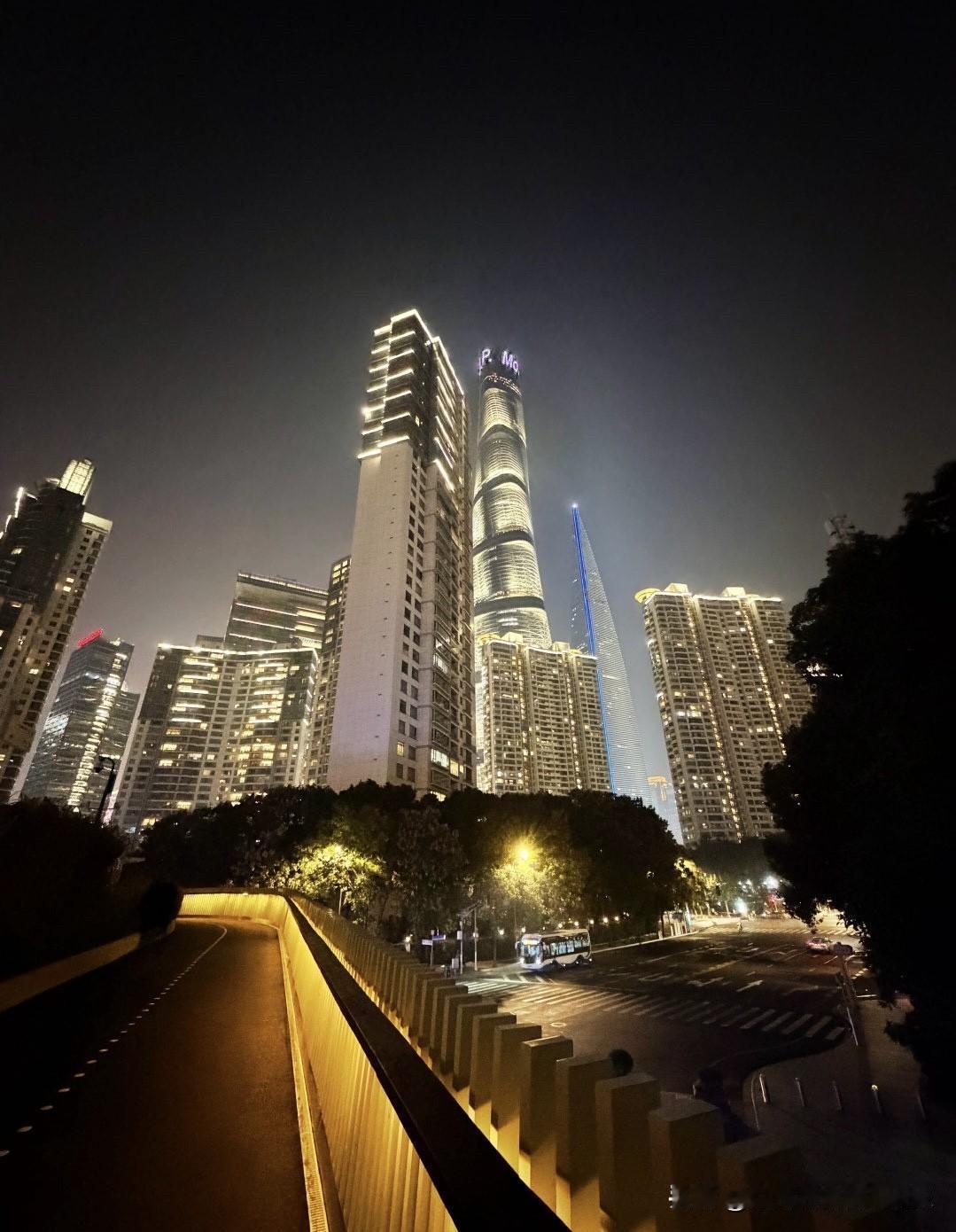 房地产能成功的软着陆。也和那些银行让那些还不起房贷的人可以延期还款有关。就是