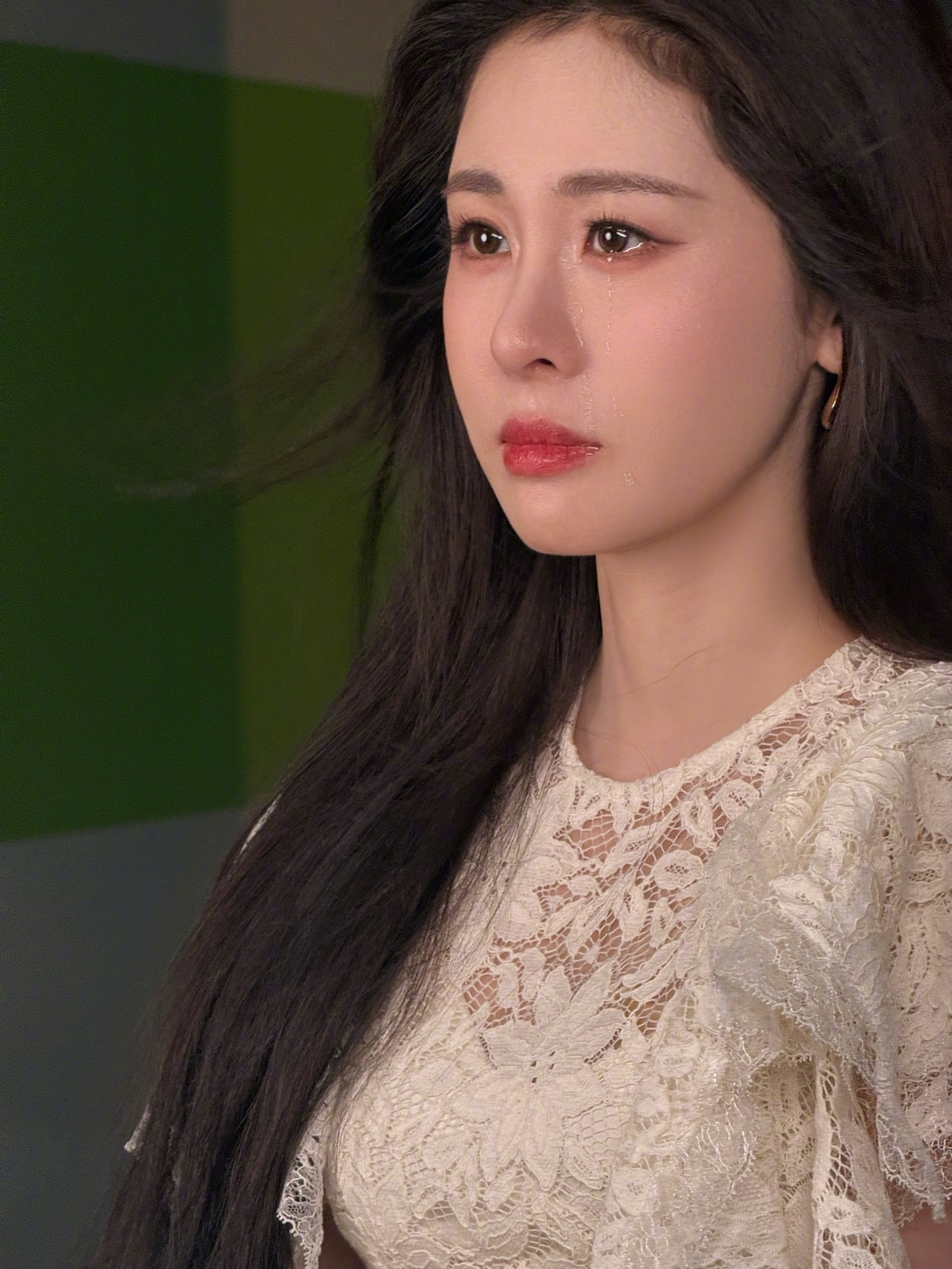 张碧晨甲乙丙丁好美的一滴泪张碧晨落泪这一下好美从原本的阳光明媚，到后来大颗大颗泪