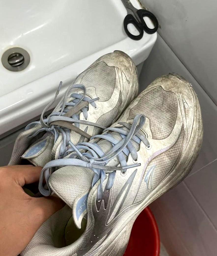 一双白鞋，把边界撕开一道口子。婆婆自认自己洗不白，见儿媳刷得发亮，便把白运动鞋