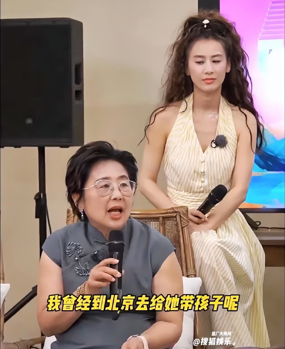 看到黄圣依妈妈首次公开自己的退休生活我才发现，原来黄圣依真的很过分！