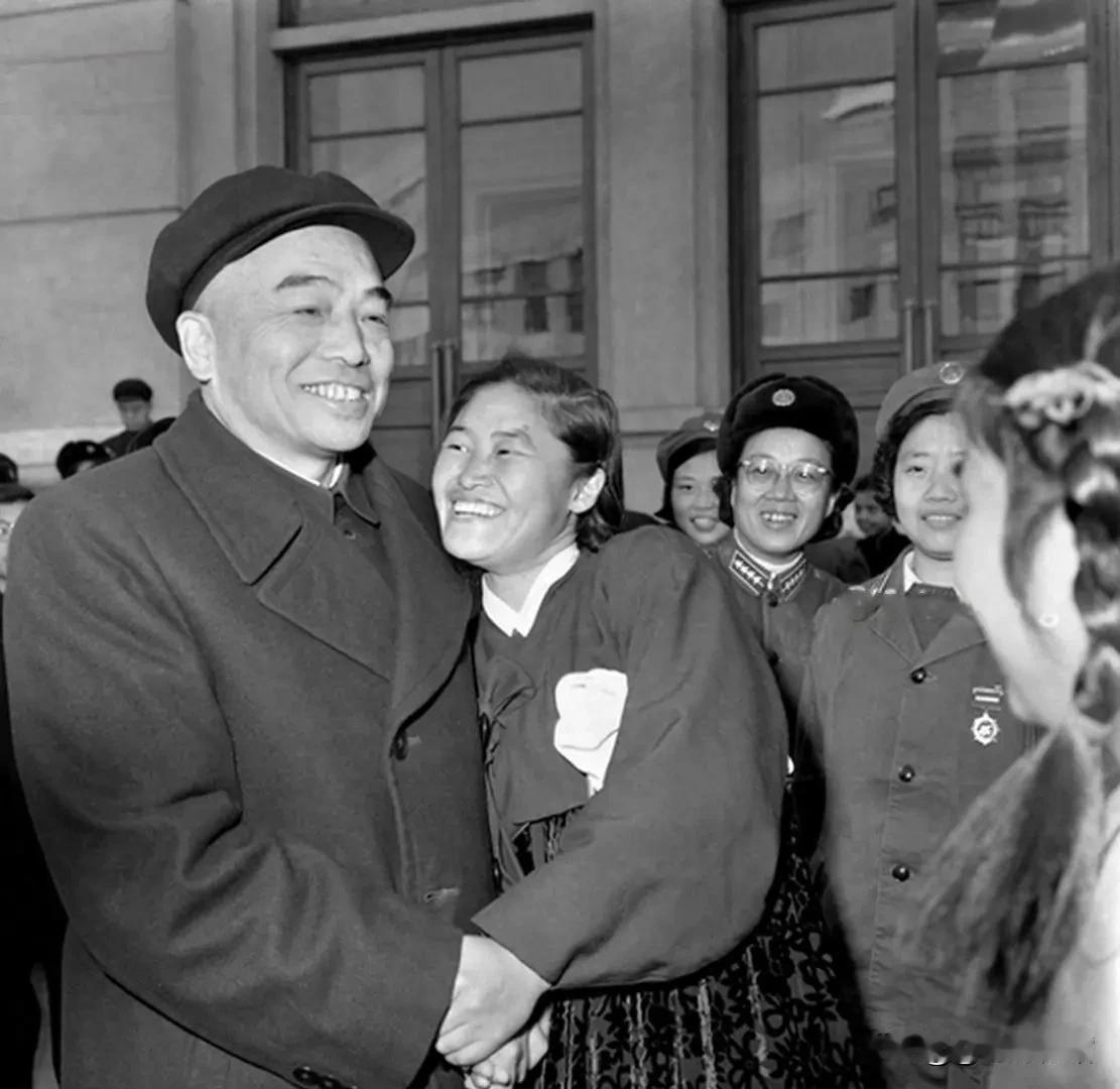这张老照片记录彭德怀元帅接见妇女代表的瞬间，他紧握代表双手开怀欢笑，神情质朴热忱
