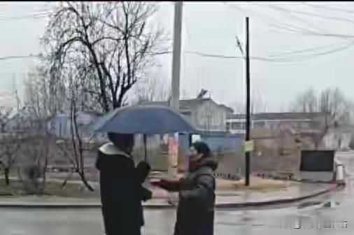 腊月二十三那天，雨丝像牛毛似的斜斜地刮在车窗上，闺蜜却突然在村口把车停了下来。从