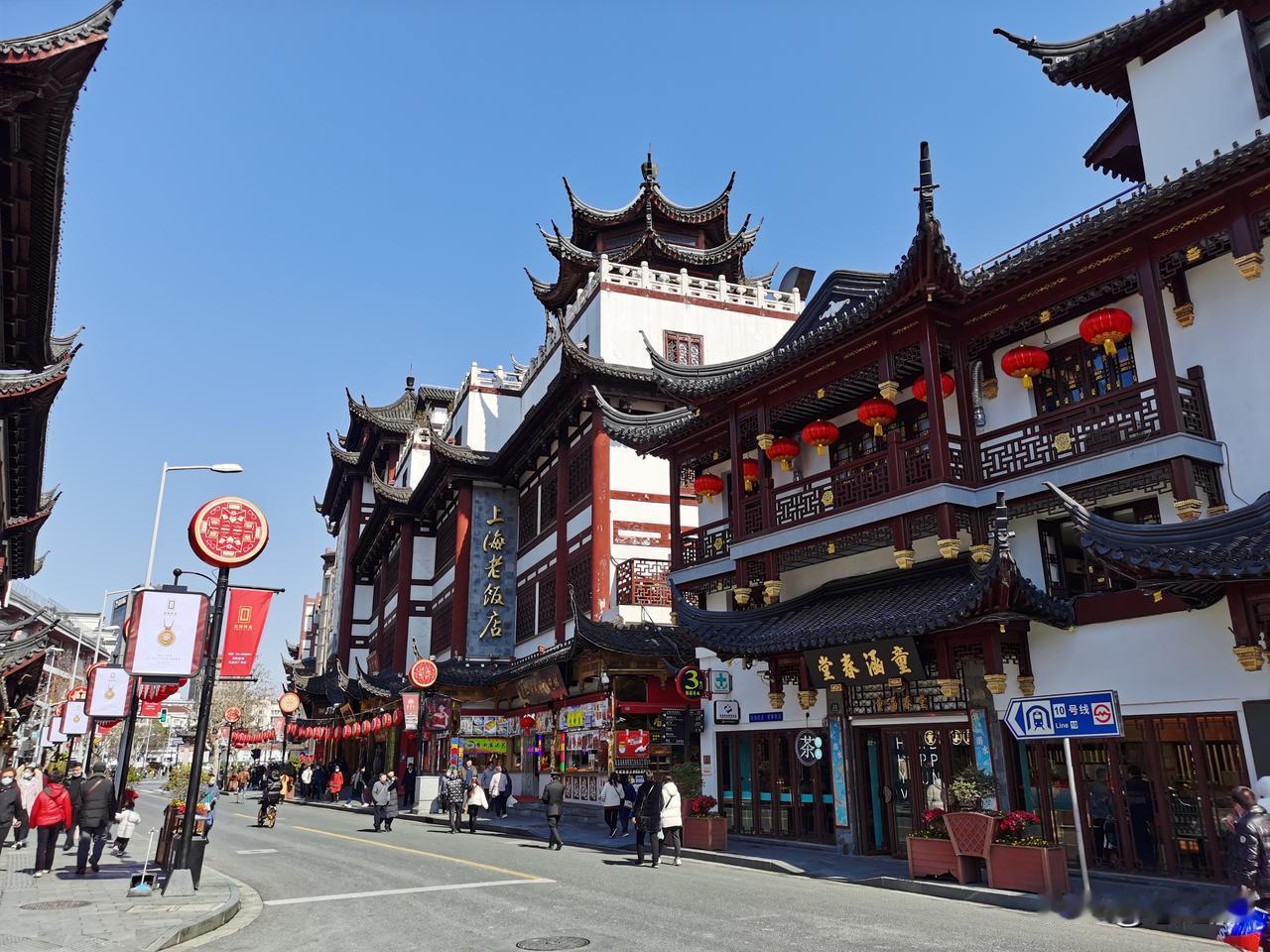 城隍庙的小商品市场，比豫园有趣多了。来上海旅游的人，十有八九要去城隍庙打卡，但多