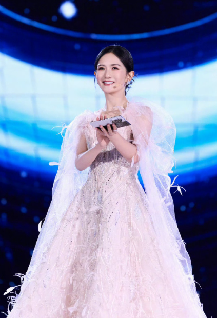 谢娜的手卡设计感拉满，帅气值爆表，不过跟她的气质比起来还是稍逊一筹。热爱赋予她力