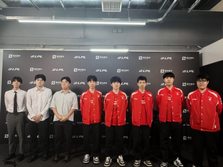 TES赛后群访 JKL: 队友控制多卡莎就好发挥 这英雄太适合LPL了