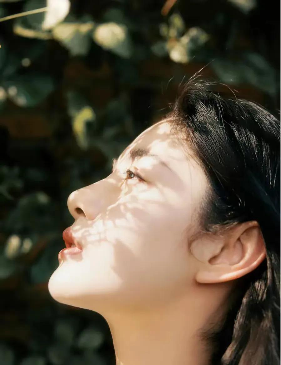赵晴于妈新签的艺人侧脸看有点撞脸张予曦[呲牙笑]