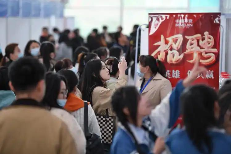 1270万毕业生求职难，智能工具抢岗，咋保饭碗？ 2026届高校毕业生规模1